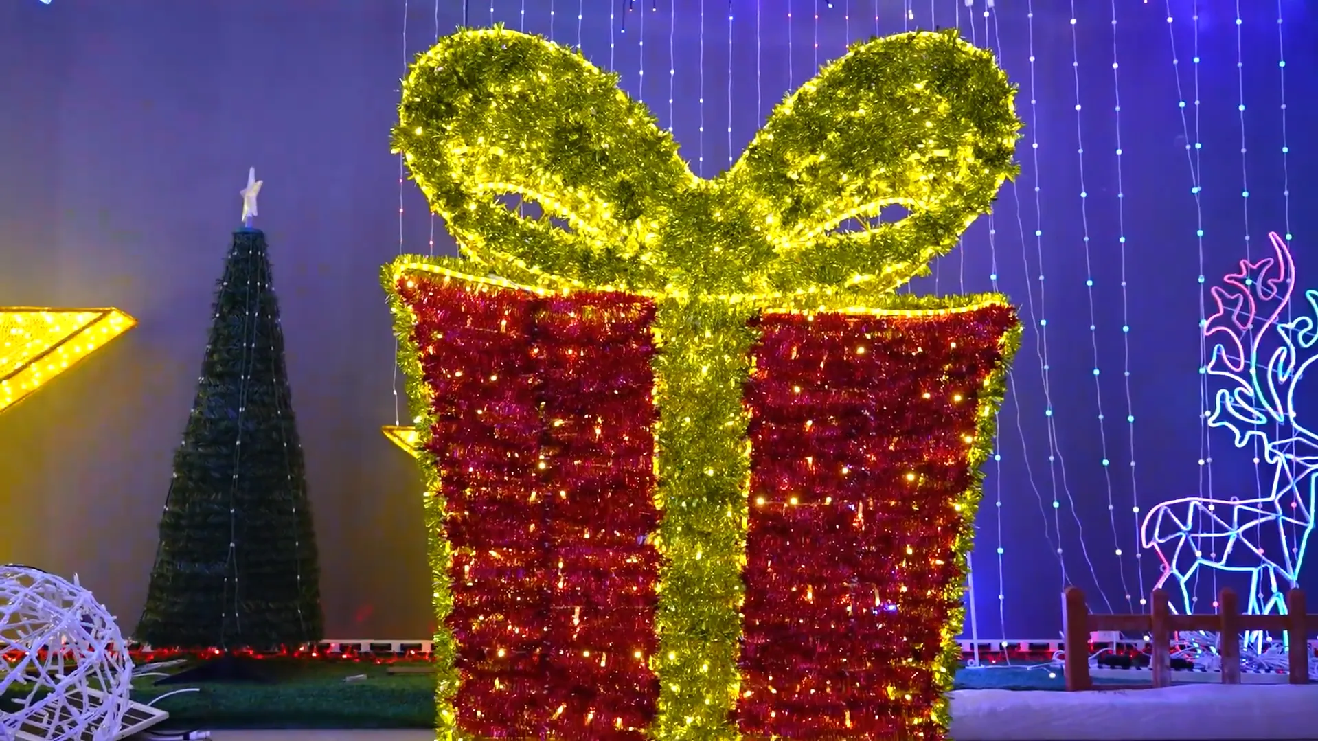 Giant Christmas Gift Box Light Decoration video thumbnail